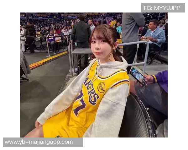 日本性感女星昨日现身湖人主场穿东契奇球衣引发热议 日本性感女星昨日现身湖人主场穿东契奇球衣引发热议